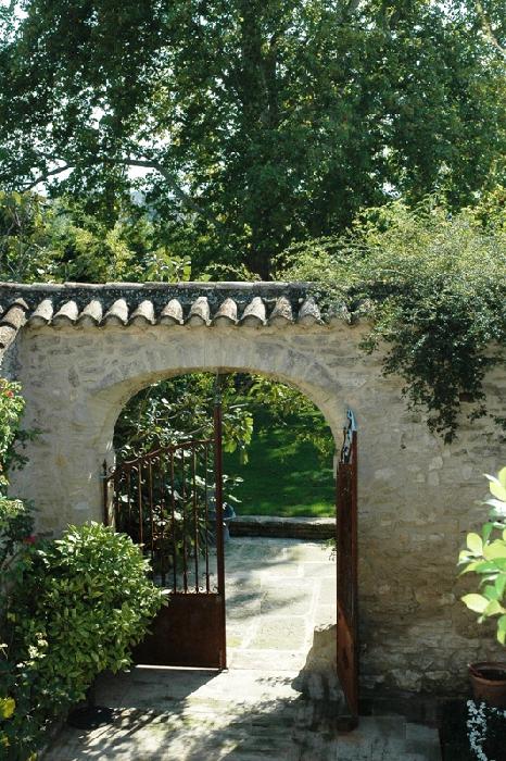 Mas XVIIIème en Luberon avec cour fermée proche Gordes en Provence